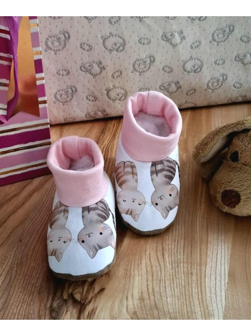 Mamuszka Baby – Egyedi mintás, puha talpú mamusz-Rózsaszín cicás